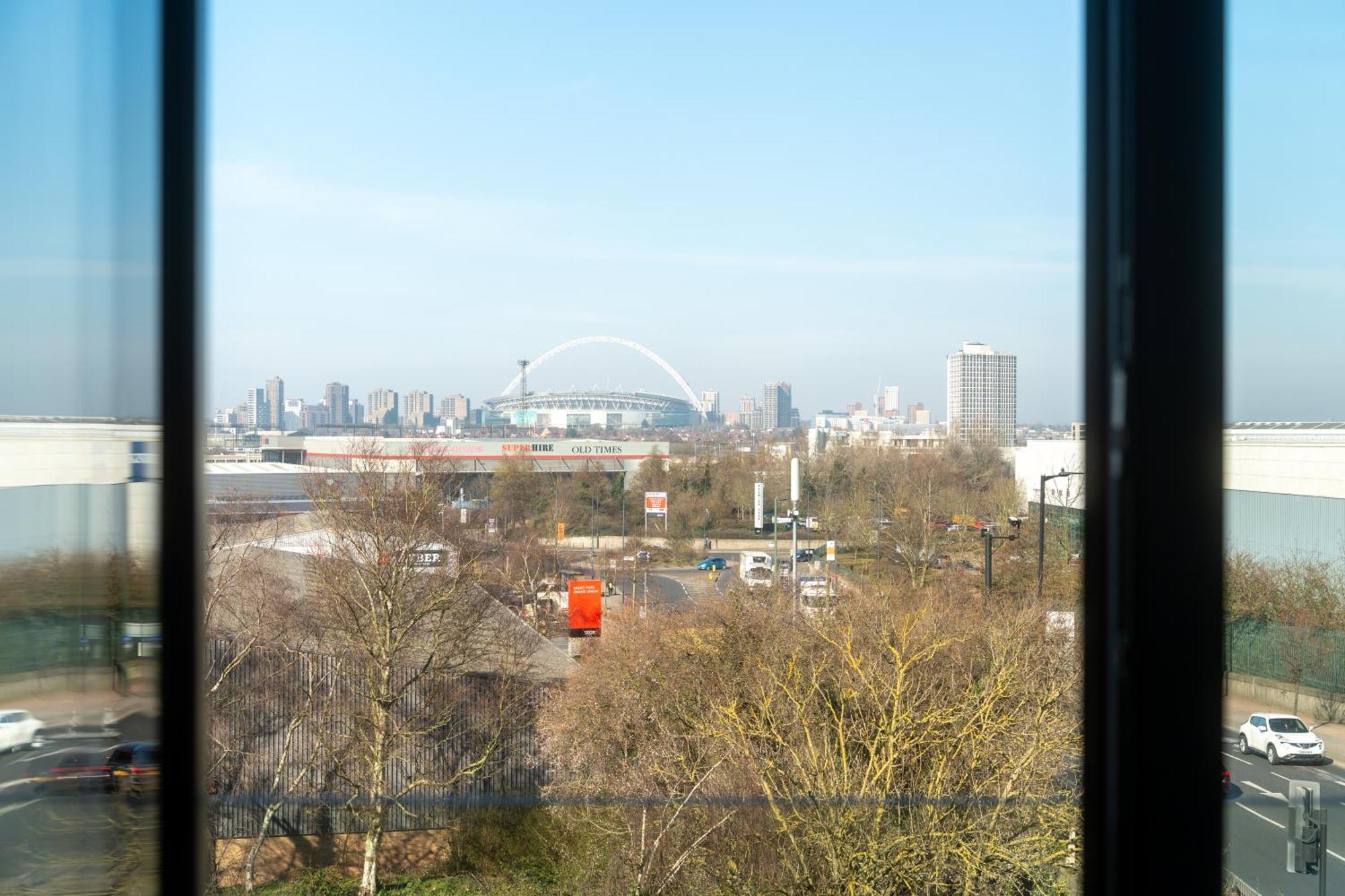 Abbey Point Hotel Wembley Bagian luar foto