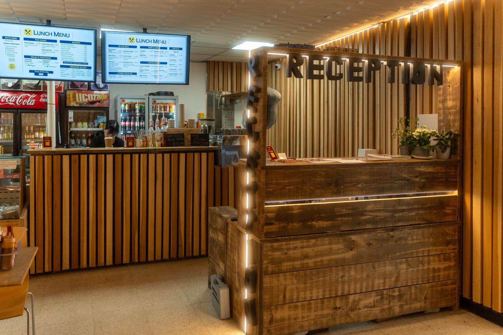 Abbey Point Hotel Wembley Bagian luar foto