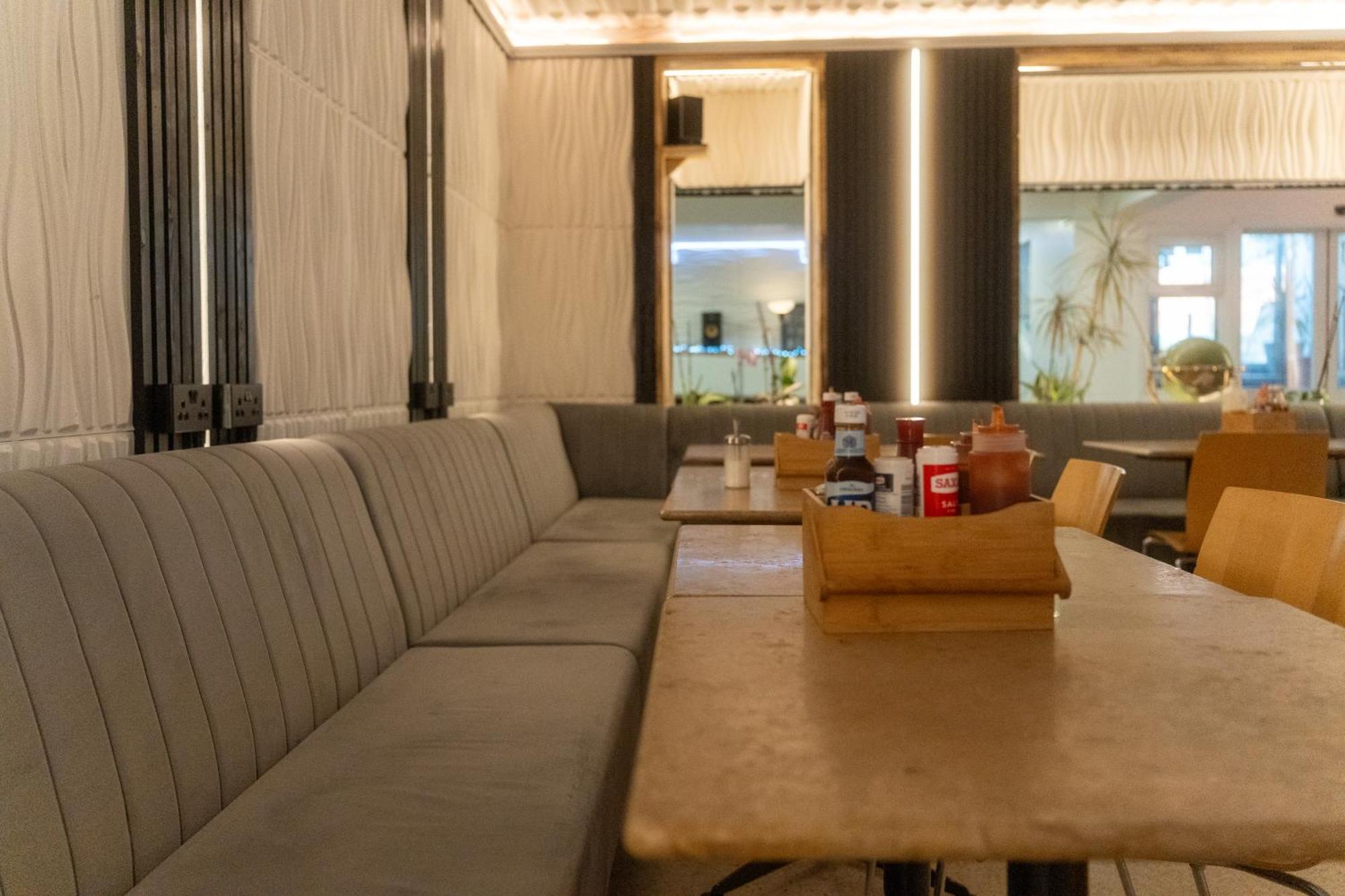 Abbey Point Hotel Wembley Bagian luar foto