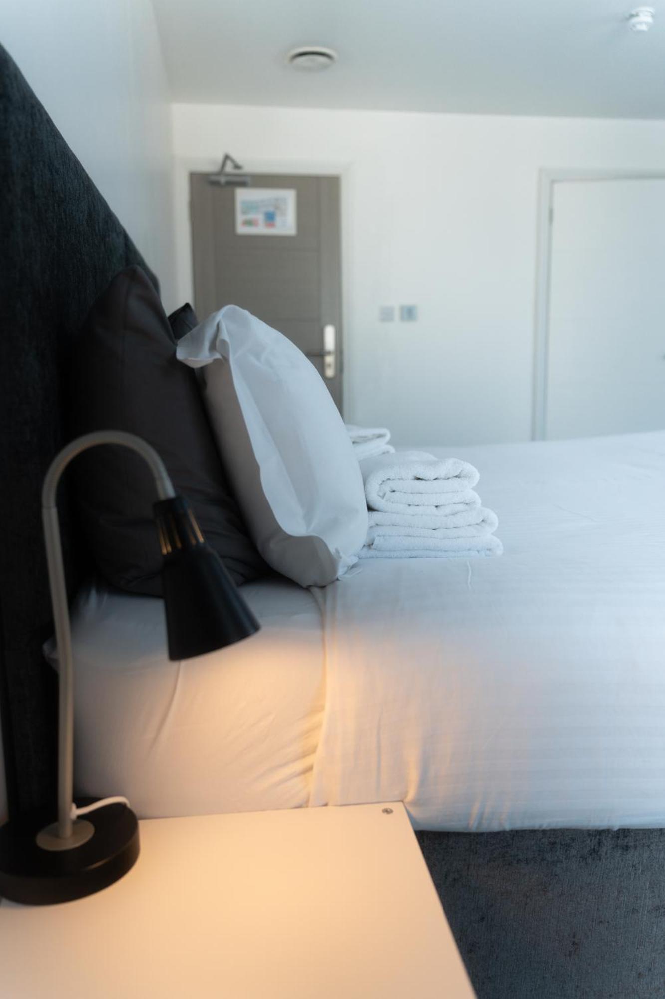 Abbey Point Hotel Wembley Bagian luar foto