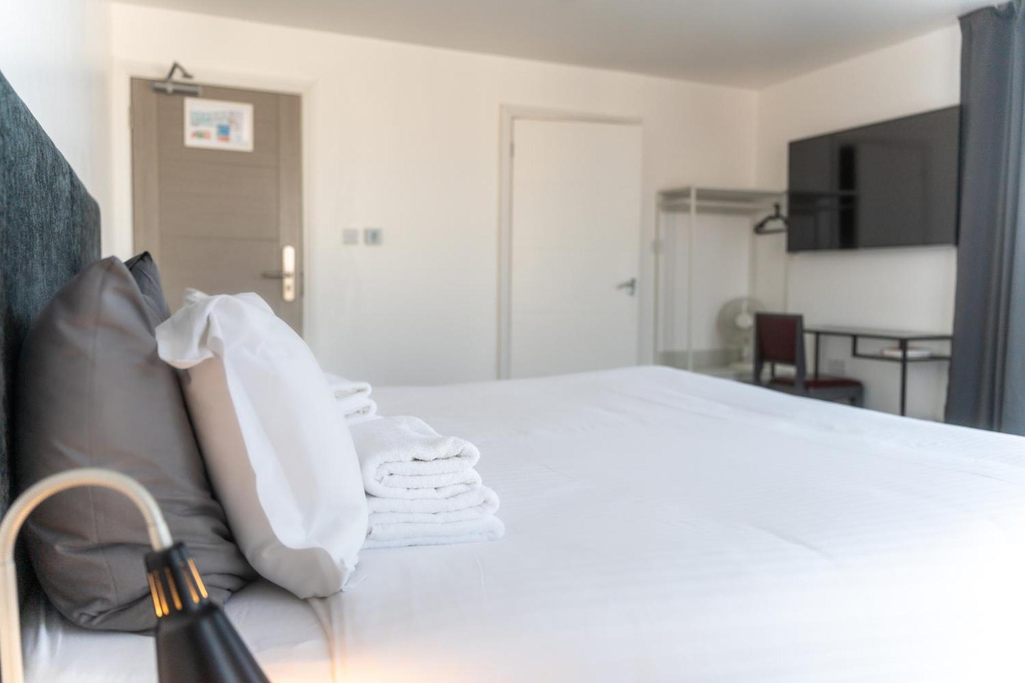 Abbey Point Hotel Wembley Bagian luar foto