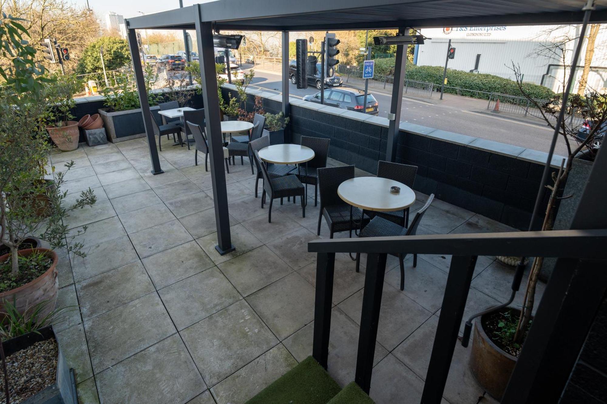 Abbey Point Hotel Wembley Bagian luar foto