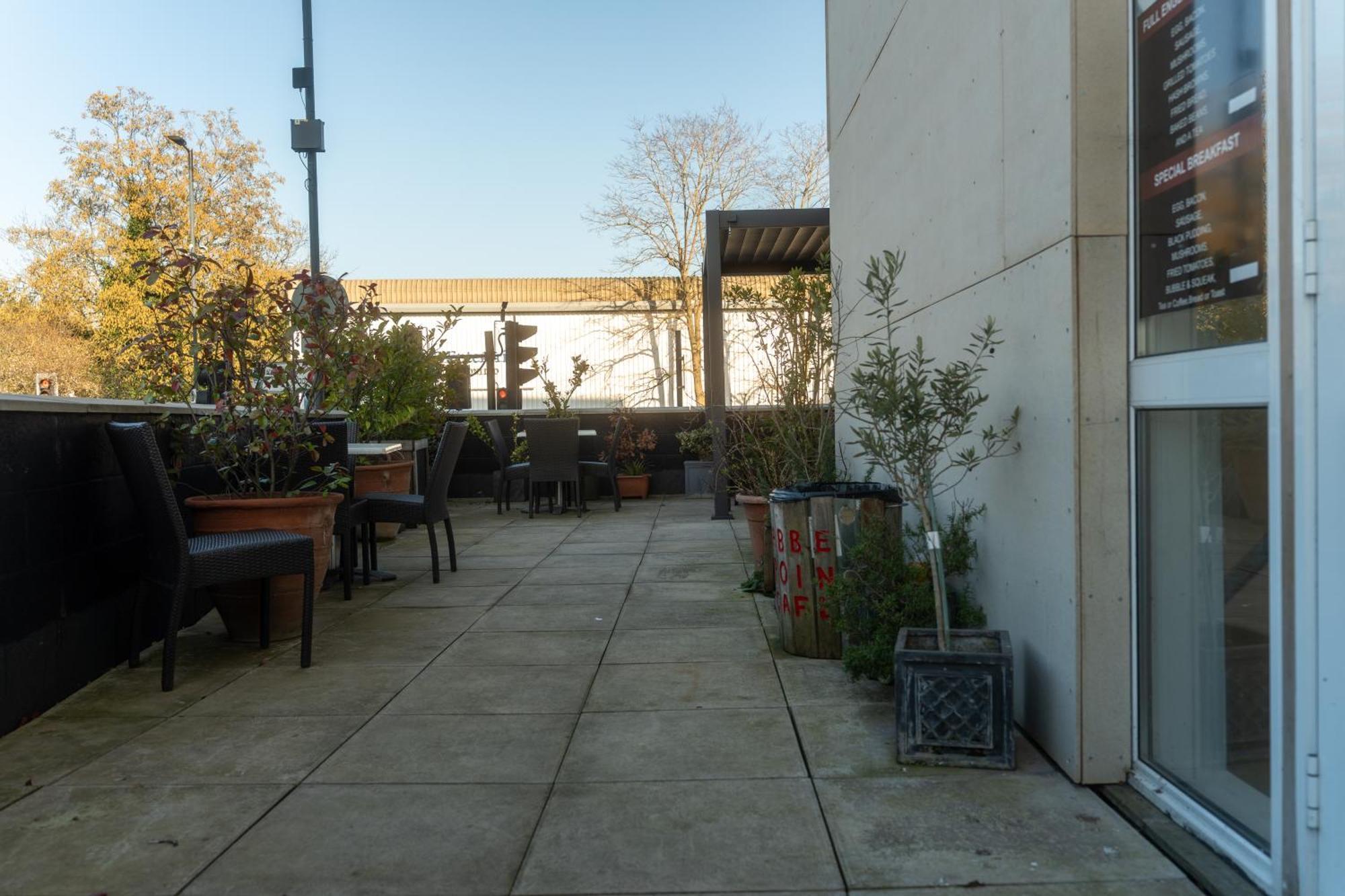 Abbey Point Hotel Wembley Bagian luar foto