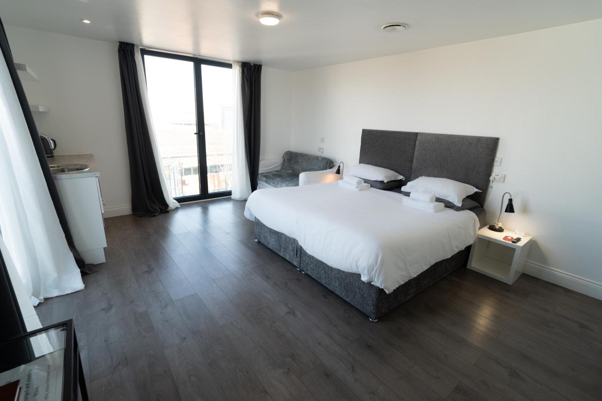 Abbey Point Hotel Wembley Bagian luar foto