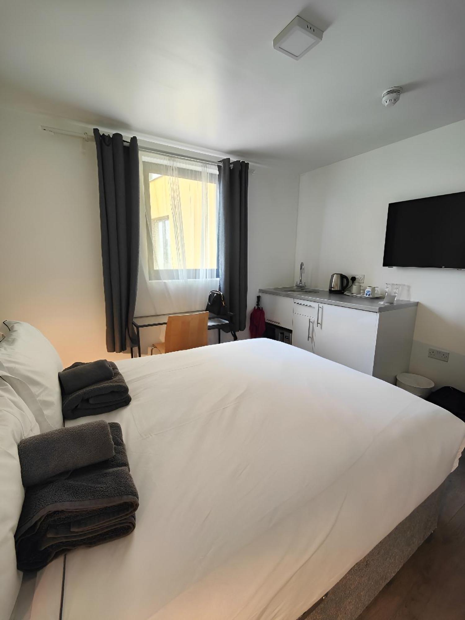 Abbey Point Hotel Wembley Bagian luar foto